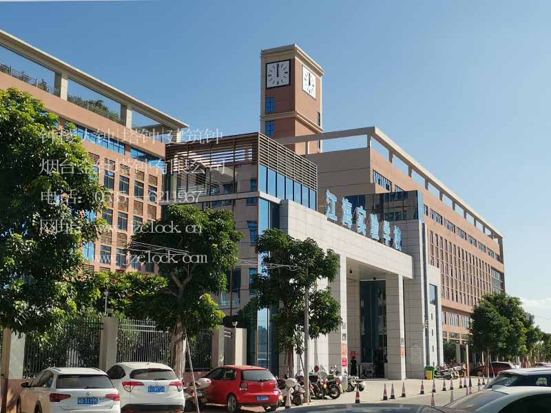 學(xué)校綜合樓樓頂上的3.6米大鐘，由塔鐘廠(chǎng)家-煙臺(tái)金針?biāo)姽旧a(chǎn)制造安裝